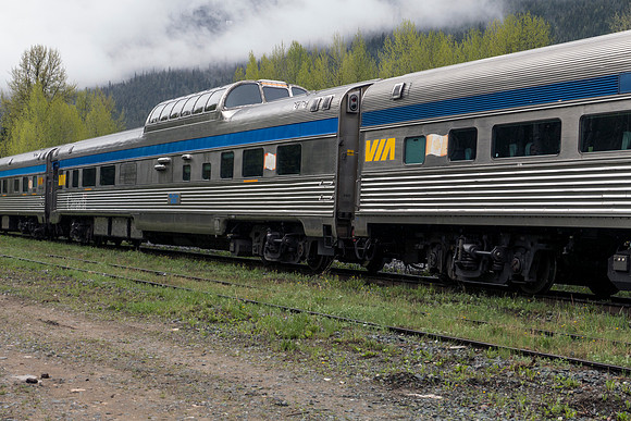 04_pana0489_outsidetrain