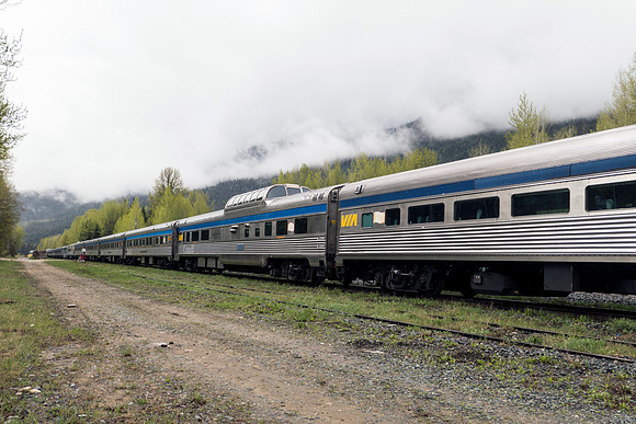 04_pana0490_outsidetrain