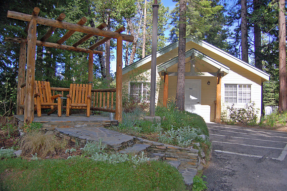 <a href="http://www.moonstonehotels.com/Apple_Tree_Inn.htm" target="_blank">Apple Tree Inn</a> near the South entrance of Yosemite Natl Park